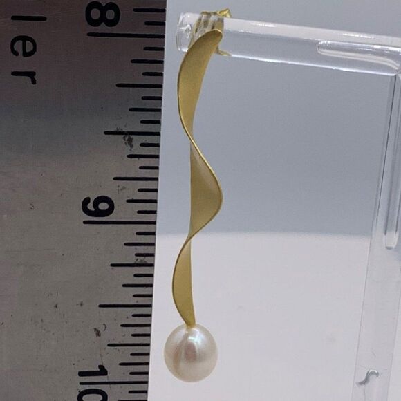 Earring, NWOT, solid 925 sterling silver, 22 Karat gold, real pearl, 2 in. drop - Picture 4 of 11